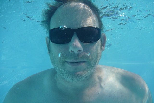 muž pod vodou