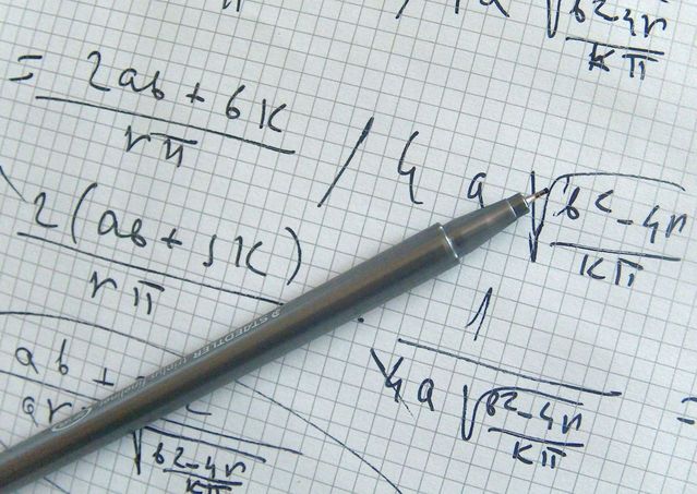 matematický vzorec na papíře s tužkou