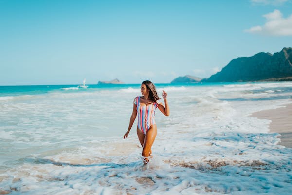 žena na pláži 